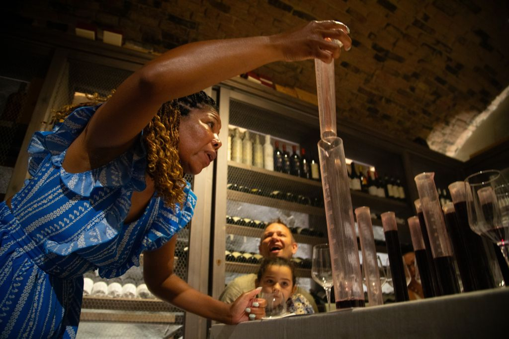 Experiência VIP de produção de vinho e jantar gourmet em uma vinícola boutique na Toscana