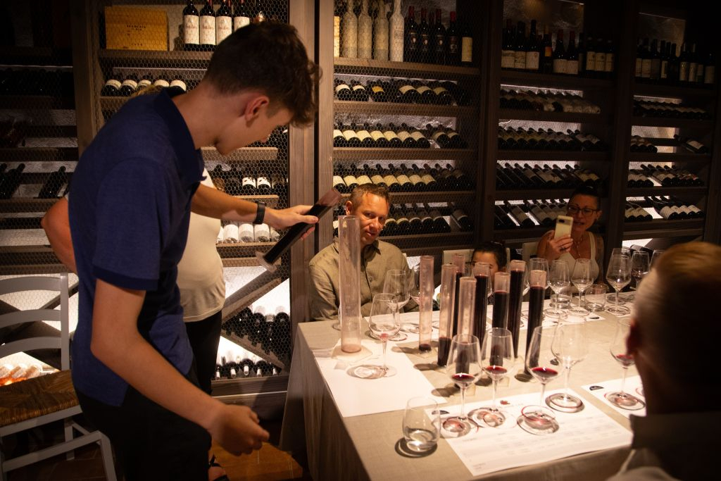 Experiência VIP de produção de vinho e jantar gourmet em uma vinícola boutique na Toscana