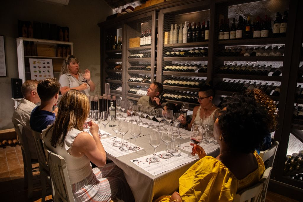 Experiência VIP de produção de vinho e jantar gourmet em uma vinícola boutique na Toscana