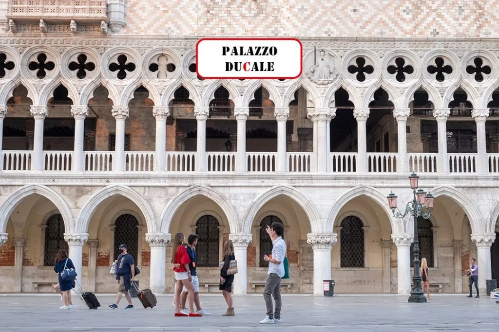 Historical City Walking Tour + 24-Hours Public Transport in Venice