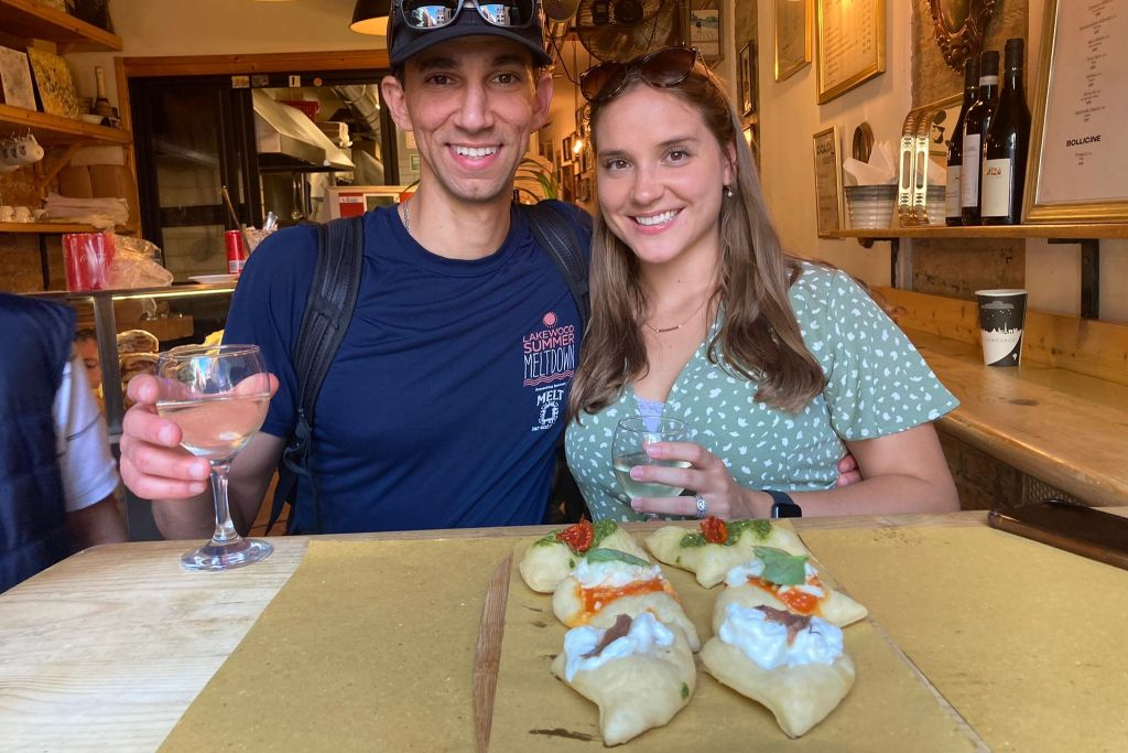 Rome: Sunset Pizza & Drinks Tour by the Colosseum