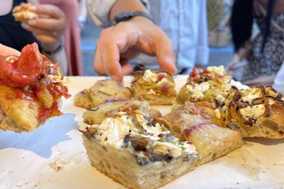 Roma: Paseo gastronómico nocturno por el Trastevere con cena y vino