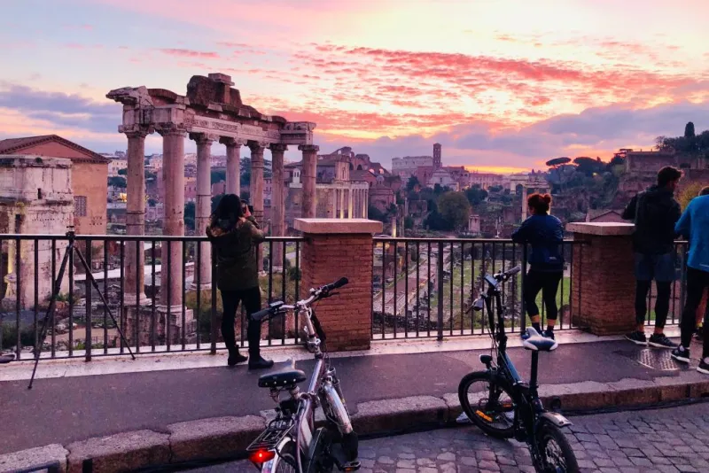 Rome: Sunrise E-Bike Tour + Italian Breakfast