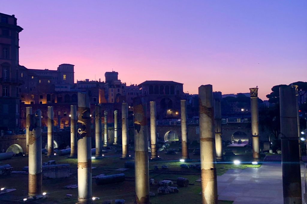 Rome: Sunrise E-Bike Tour + Italian Breakfast