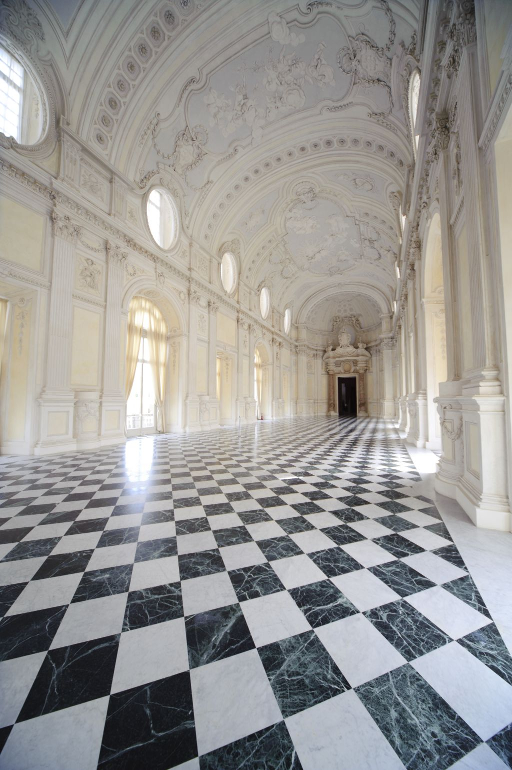 Turin: Royal Palace of Venaria Reale: Skip the Line + Hop-on Hop-off Bus Tour