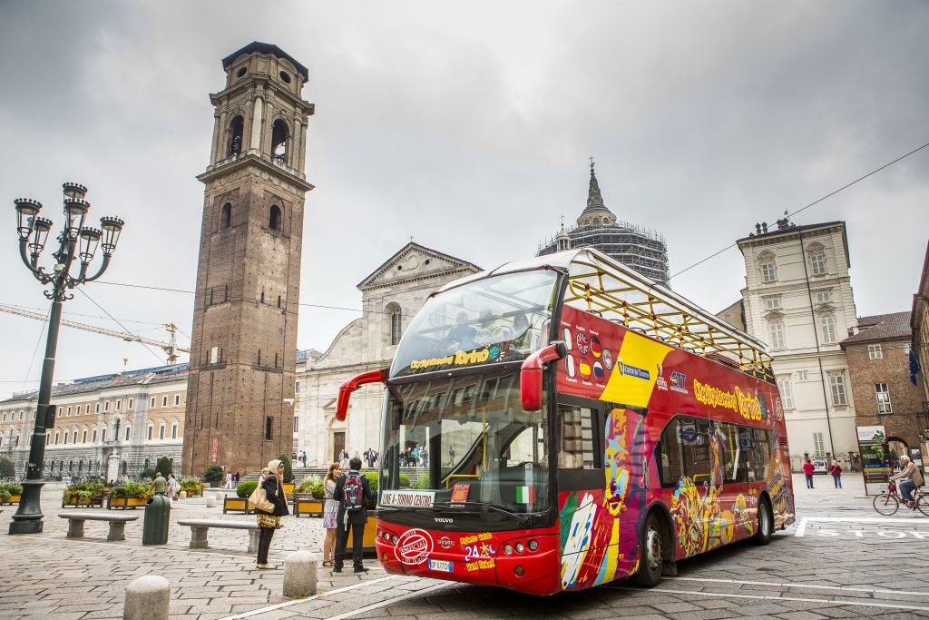 Turin: Royal Palace of Venaria Reale: Skip the Line + Hop-on Hop-off Bus Tour
