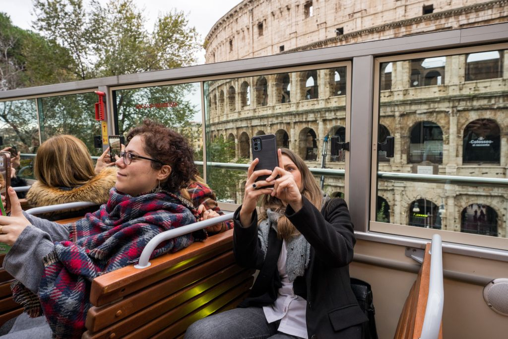 Rome: Vintage Open Bus Audio-Guided Tour + Street Food