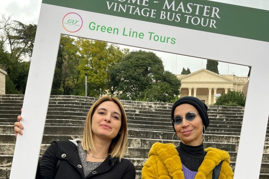 Rome: Vintage Open Bus Audio-Guided Tour + Street Food