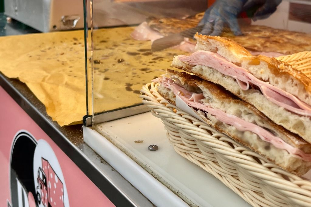 Rome: Vintage Open Bus Audio-Guided Tour + Street Food