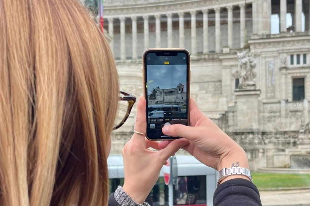 Rome: Vintage Open Bus Audio-Guided Tour + Street Food