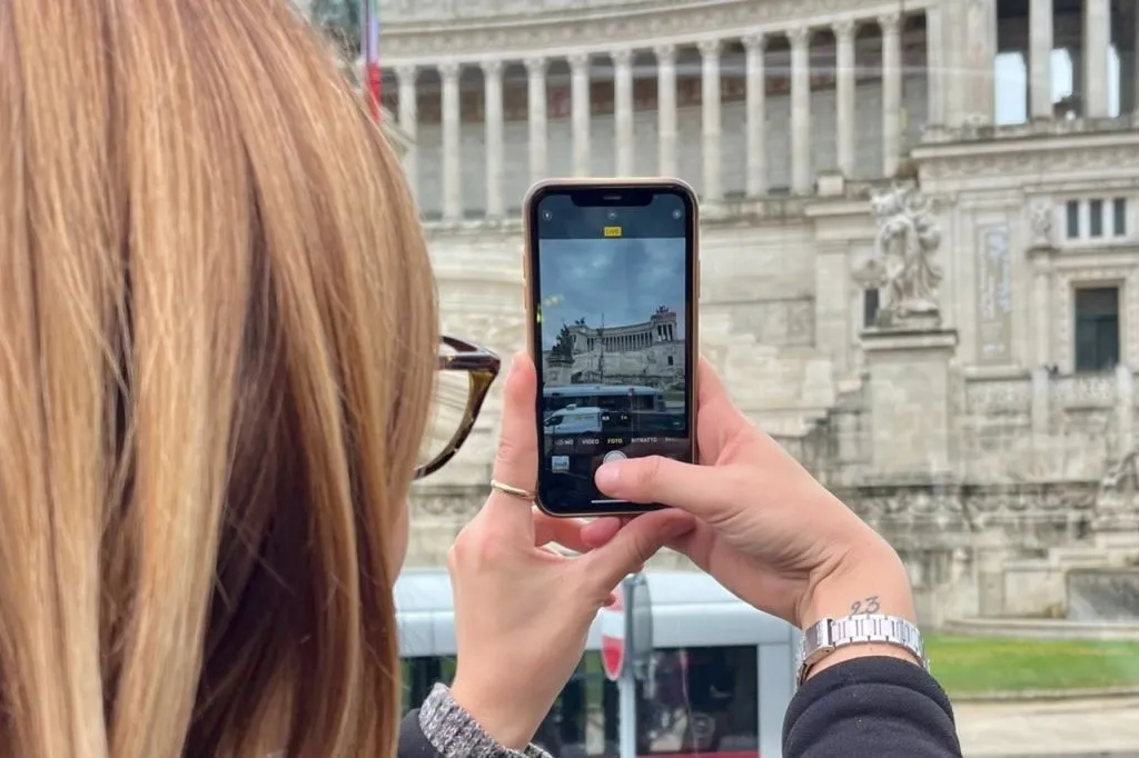 Rome: Vintage Open Bus Audio-Guided Tour + Street Food