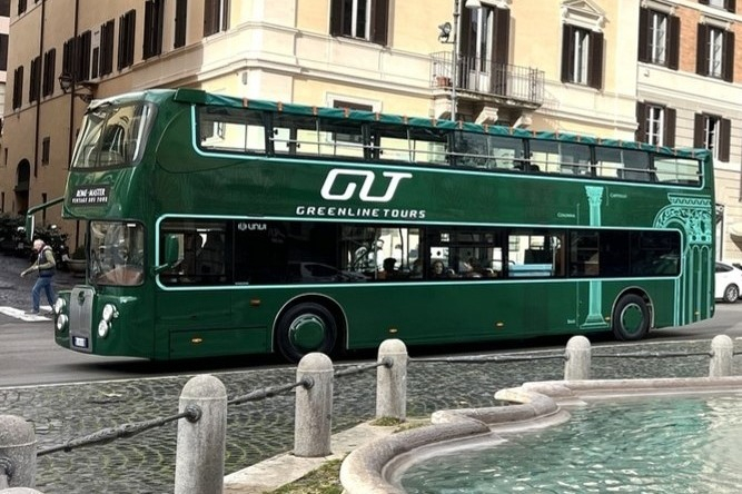 Rome: Vintage Open Bus Audio-Guided Tour + Street Food