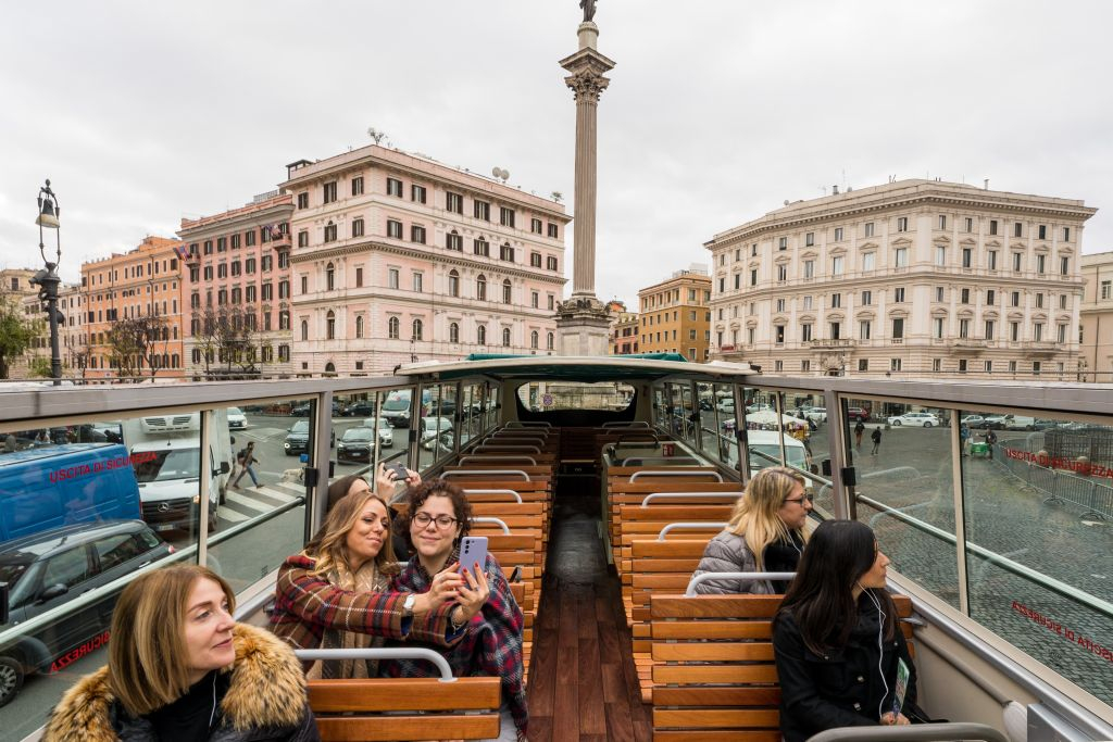 Rome: Vintage Open Bus Audio-Guided Tour + Street Food
