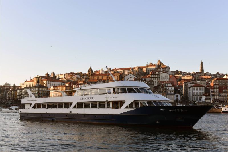 Douro Valley: Downstream Cruise from Régua to Porto with Lunch