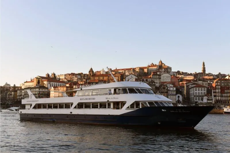 Douro Valley: Downstream Cruise from Régua to Porto with Lunch