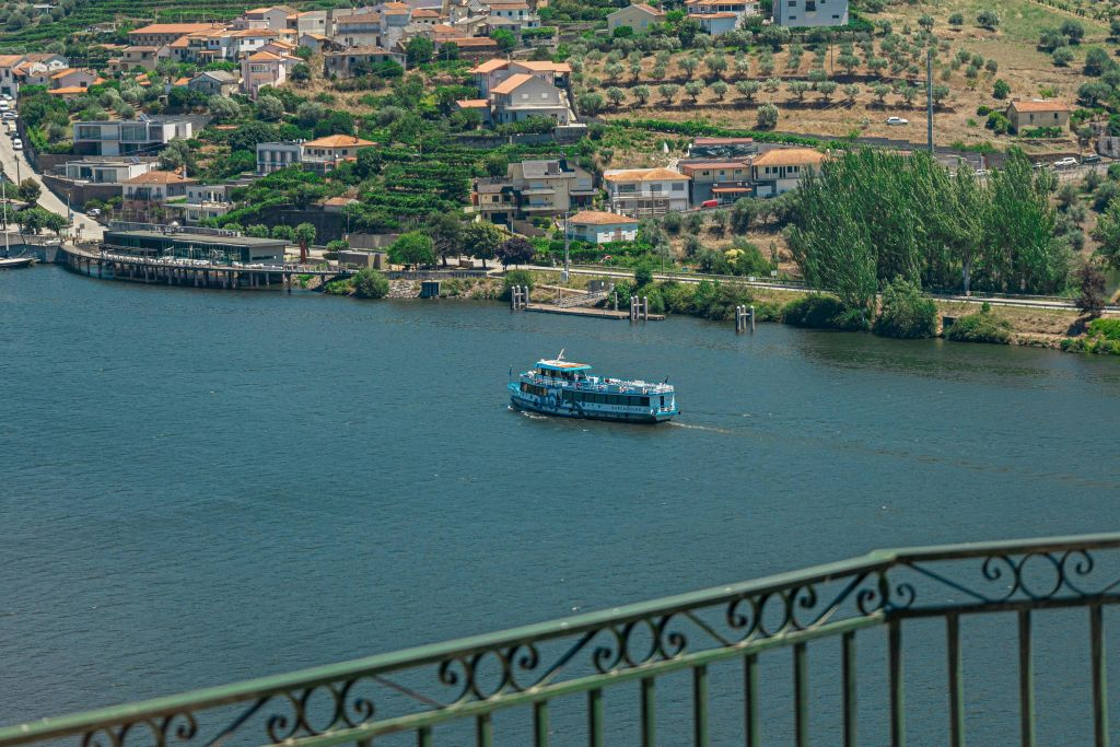 Douro Valley: Downstream Cruise from Régua to Porto with Lunch
