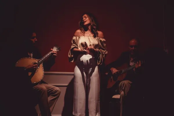 Lisboa: Espetáculo de Fado no Lisboa em Fado + Vinho do Porto
