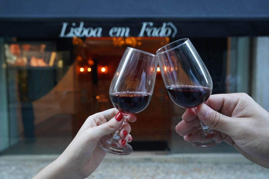 Fado a Lisbona: intimo spettacolo musicale di fado dal vivo con vino porto
