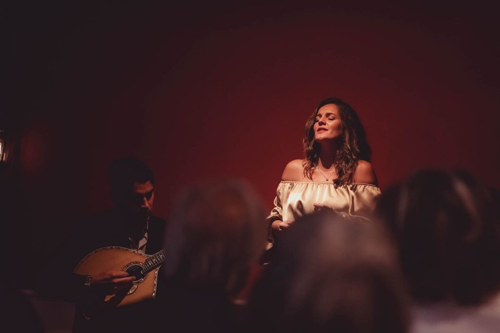 Fado a Lisbona: intimo spettacolo musicale di fado dal vivo con vino porto