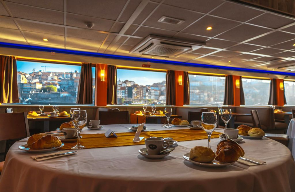 Douro Valley: Cruise from Porto to Régua with Breakfast and Lunch