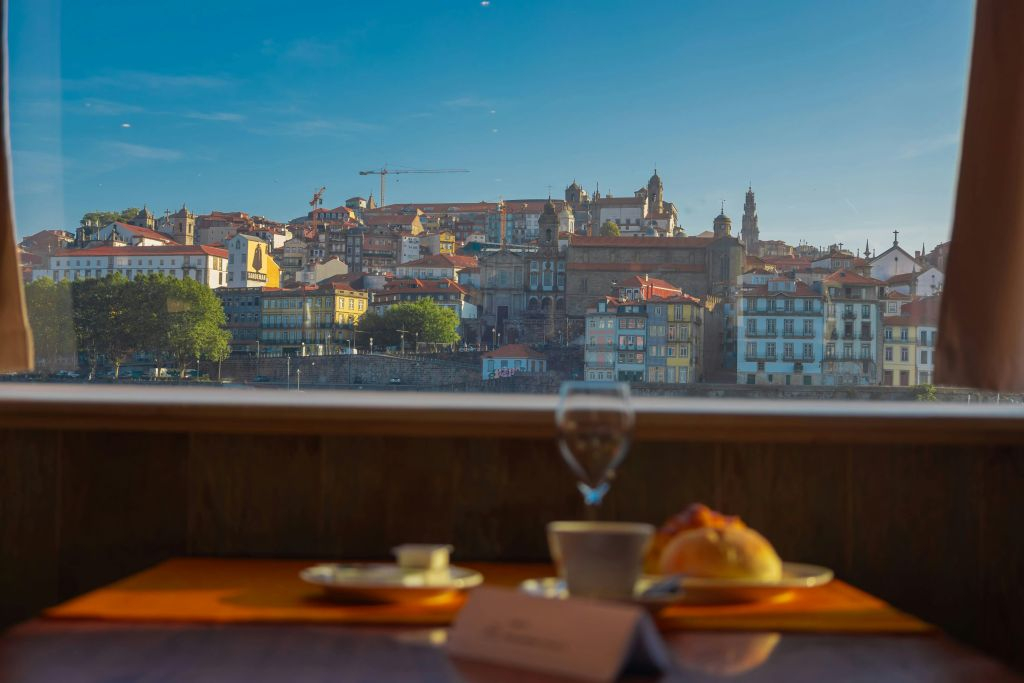 Douro Valley: Cruise from Porto to Régua with Breakfast and Lunch
