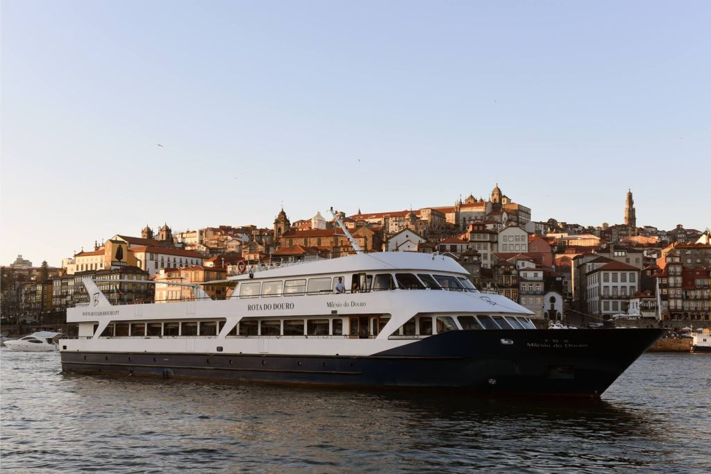 Douro Valley: Cruise from Porto to Régua with Breakfast and Lunch
