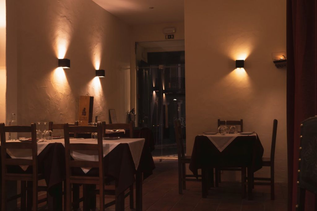 Canto do Poeta: Traditional Fado Show with Dinner