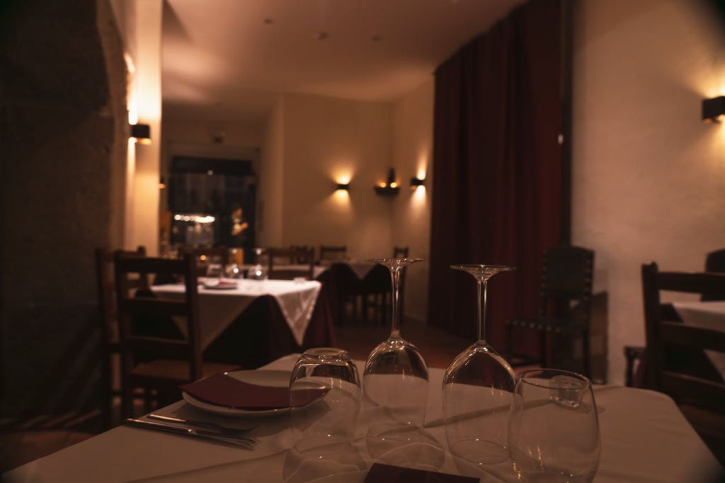 Canto do Poeta: Traditional Fado Show with Dinner