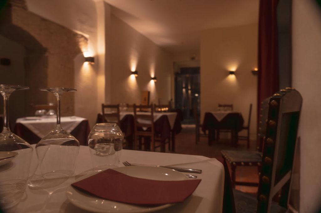 Canto do Poeta: Traditional Fado Show with Dinner