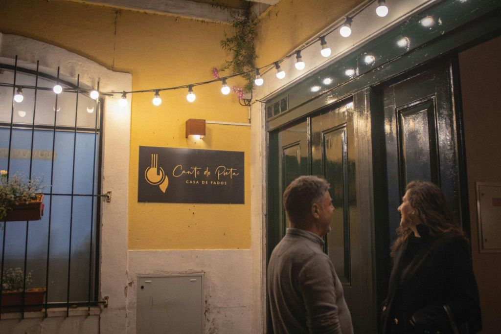 Canto do Poeta: Traditional Fado Show with Dinner