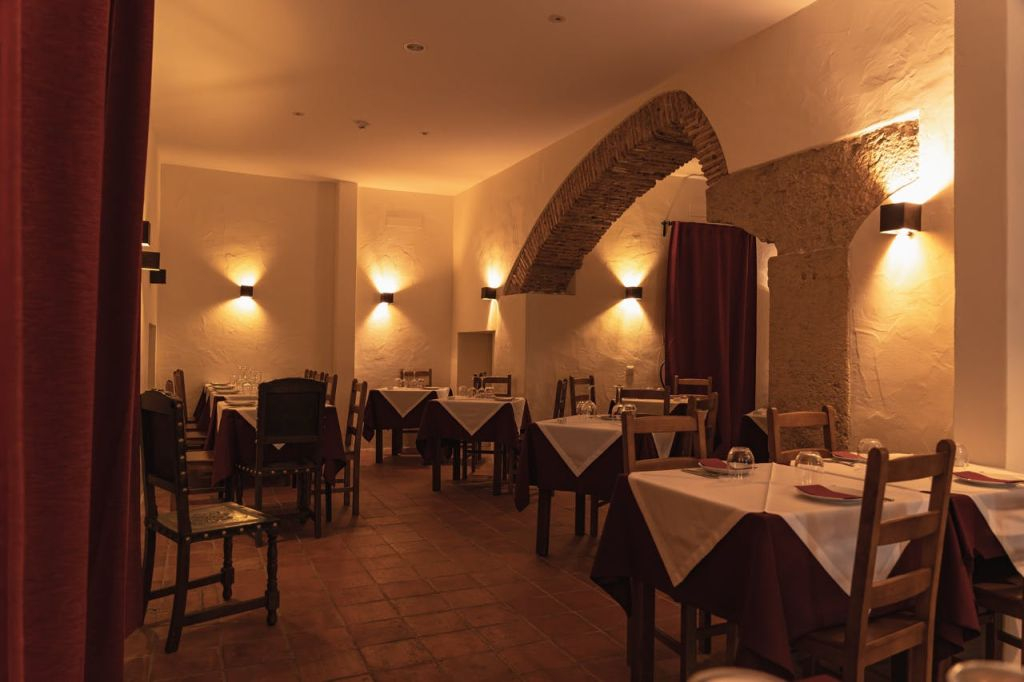 Canto do Poeta: Traditional Fado Show with Dinner