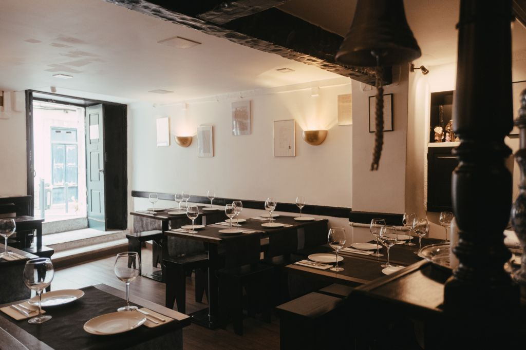 Canto do Poeta: Traditional Fado Show with Dinner