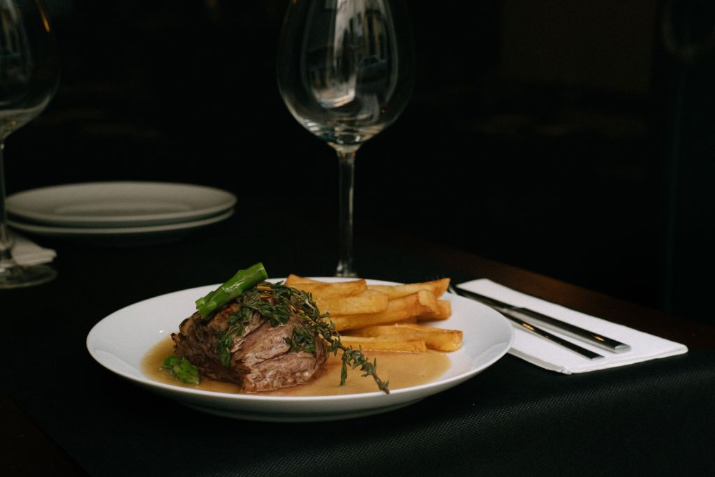 Canto do Poeta: Traditional Fado Show with Dinner