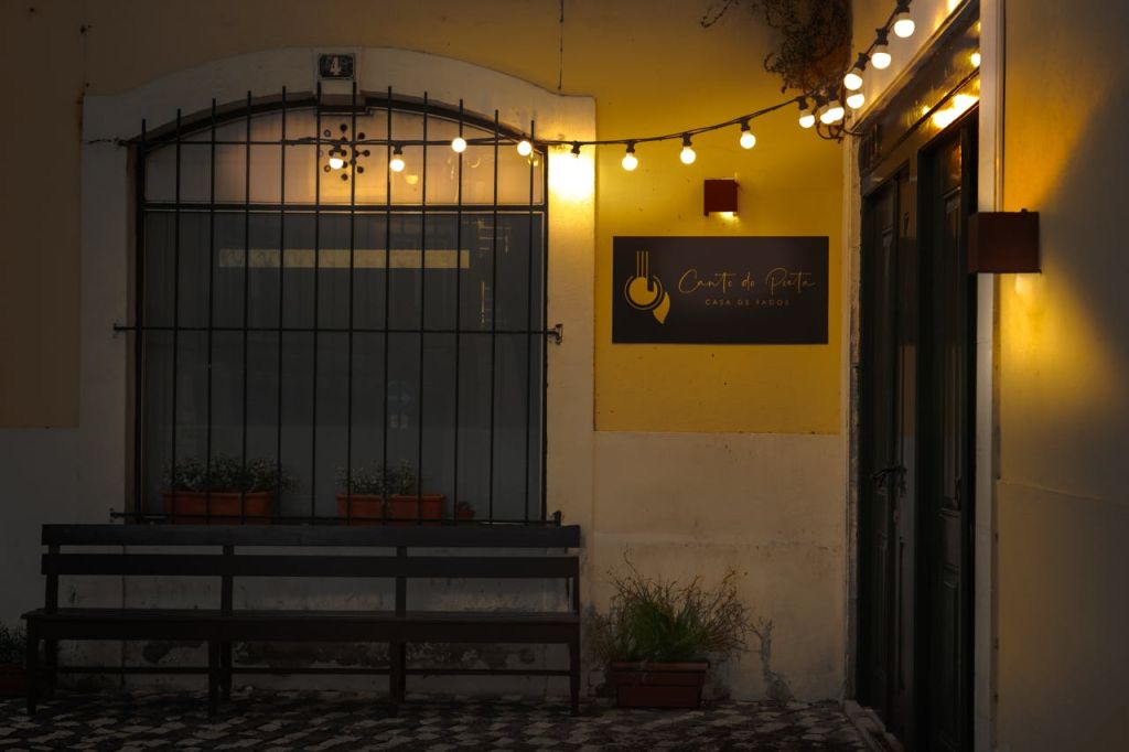 Canto do Poeta: Traditional Fado Show with Dinner