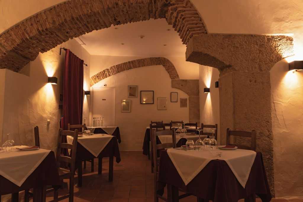 Canto do Poeta: Traditional Fado Show with Dinner