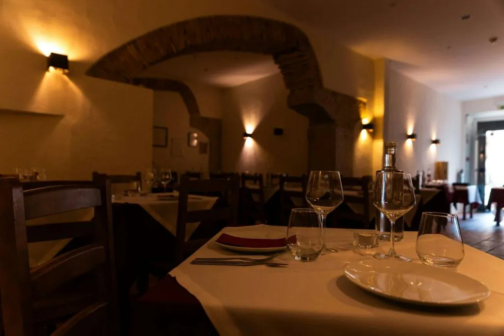 Canto do Poeta: Traditional Fado Show with Dinner
