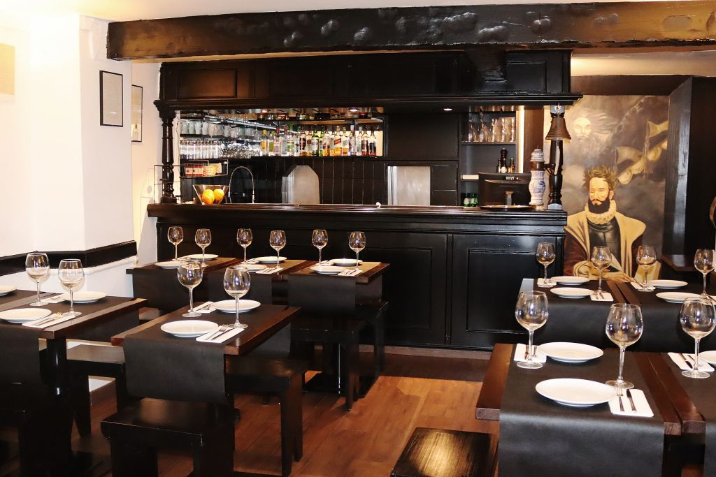 Canto do Poeta: Traditional Fado Show with Dinner