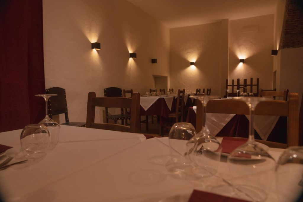 Canto do Poeta: Traditional Fado Show with Dinner