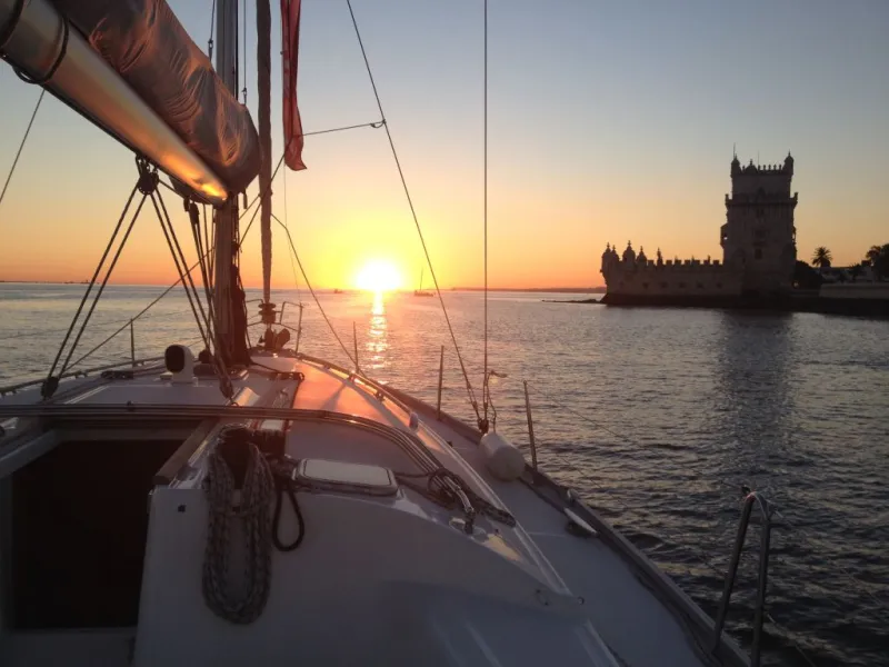 Lisbona: tour in barca a vela al tramonto di 2 ore da Belém