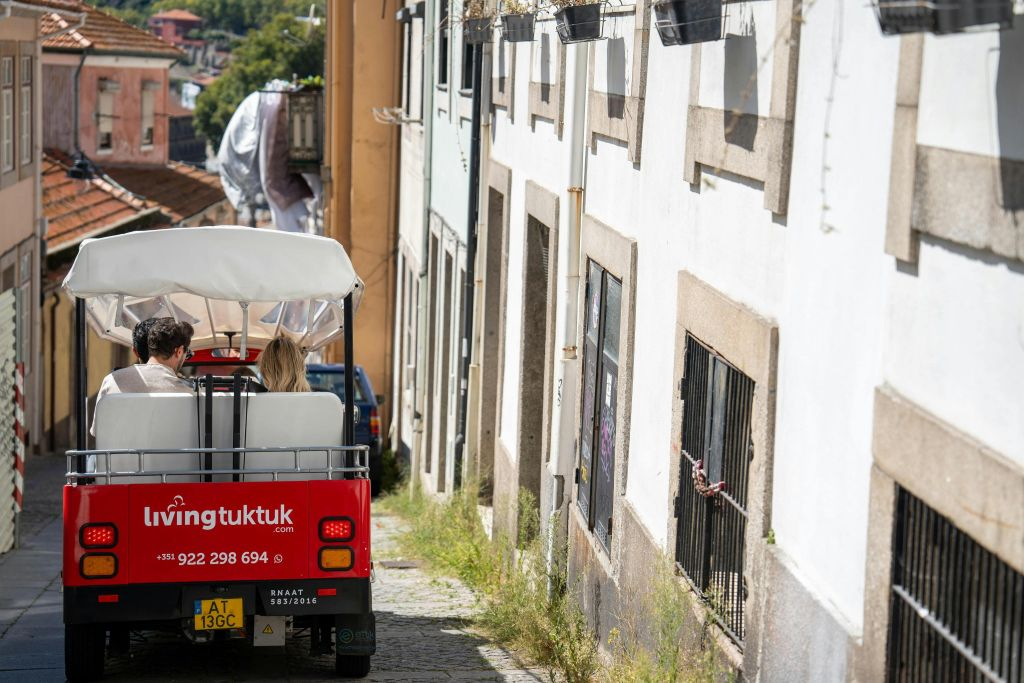 Excursión en Tuk Tuk por Oporto y Crucero por los Seis Puentes del Duero