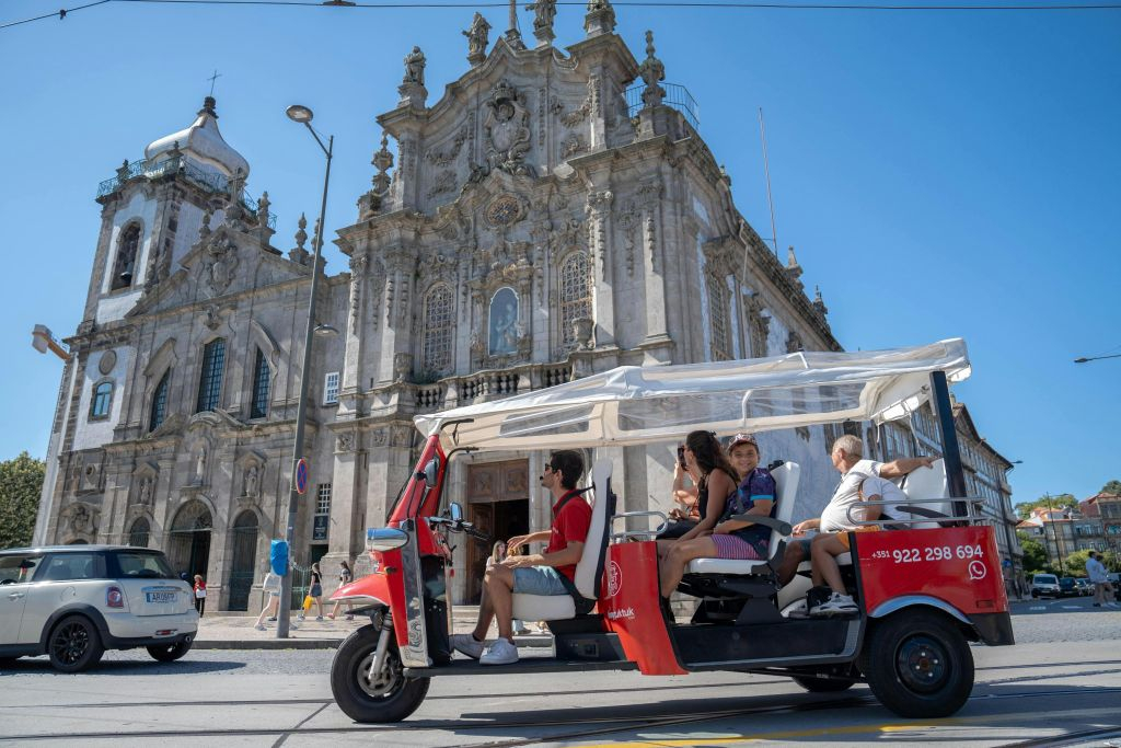 TukTuk around Porto + Winery with tasting + Cruise