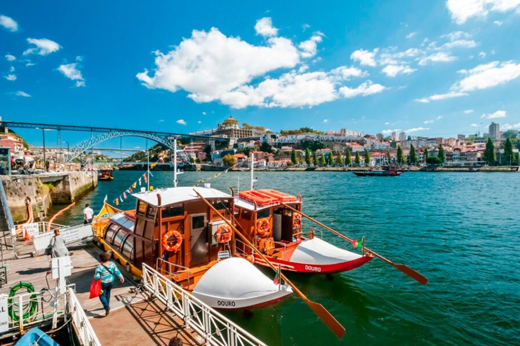 Porto: Full Day City Tour by Bus with Wine Cellar, Lunch and Cruise