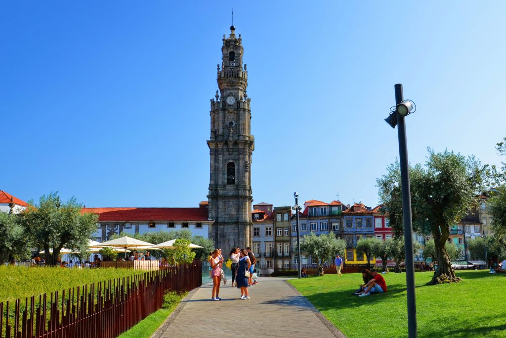 Porto: Full Day City Tour by Bus with Wine Cellar, Lunch and Cruise