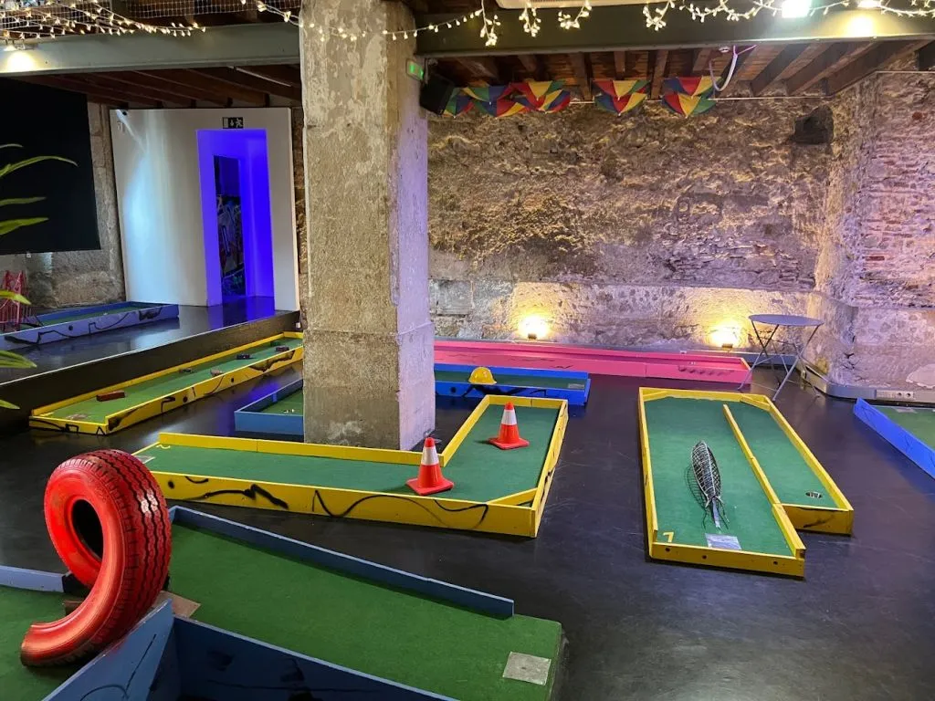 Minigolf Lisbon: 18 hole Minigolf Course + Bar Area Access