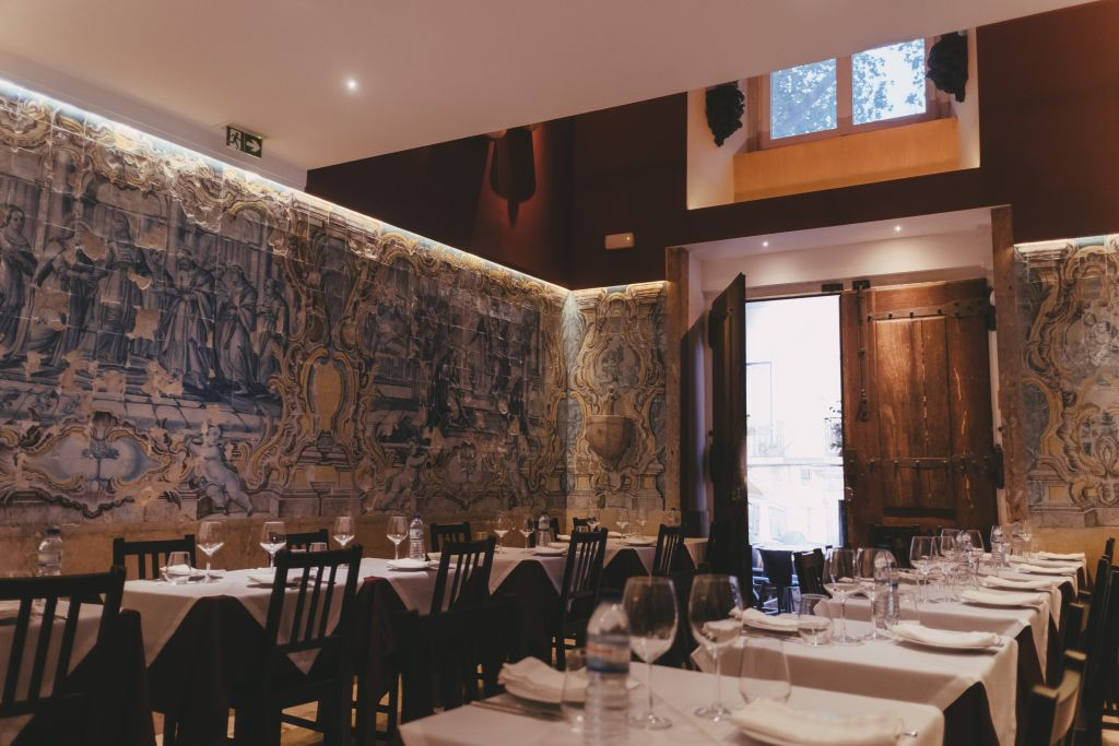 Mesa de Frades: Traditional Fado Show with Dinner