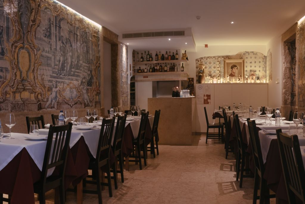 Mesa de Frades: Traditional Fado Show with Dinner
