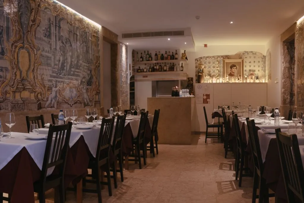 Mesa de Frades: Traditional Fado Show with Dinner