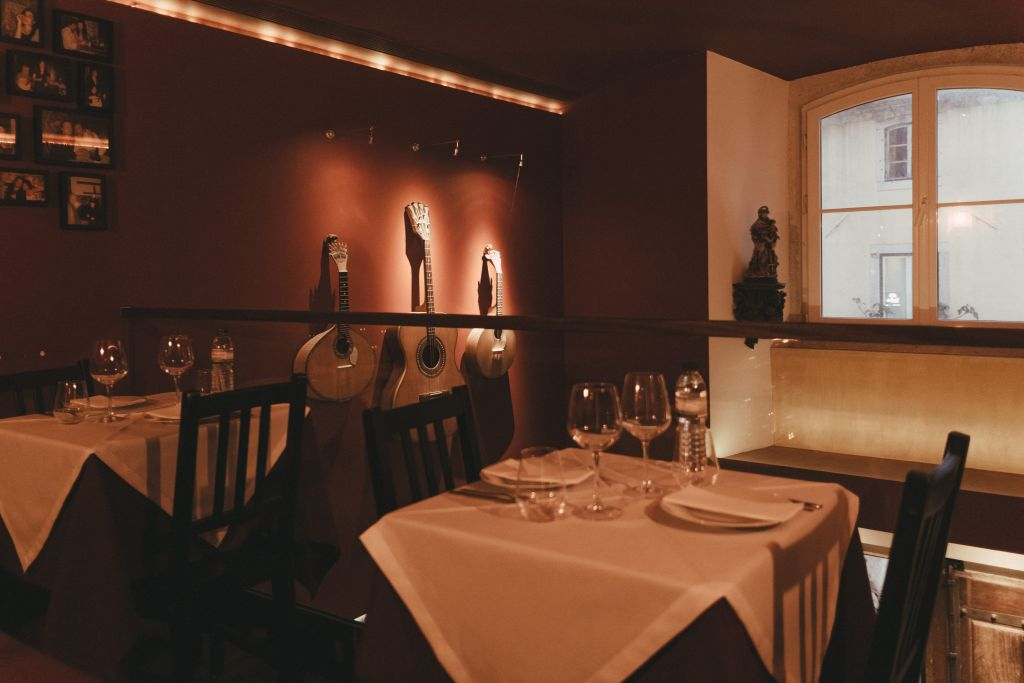Mesa de Frades: Traditional Fado Show with Dinner