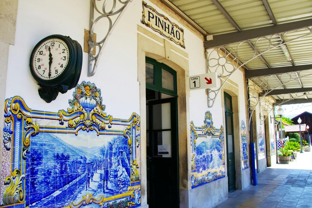 Douro Valley: Cruise from Porto to Pinhão with Breakfast, Lunch & Wine Tasting