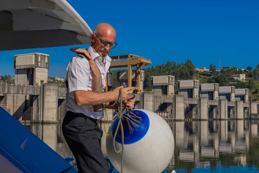 Douro Valley: Cruise from Porto to Pinhão with Breakfast, Lunch & Wine Tasting